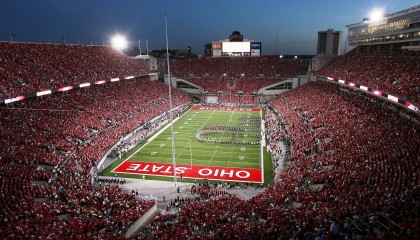 开云体育全站-奥预赛中国足球晋级 球迷为球队加油，2020足球奥预赛