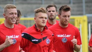 开云 kering 集团-英超球队防守阵型转换对比赛控球率的影响分析，英超防守反击