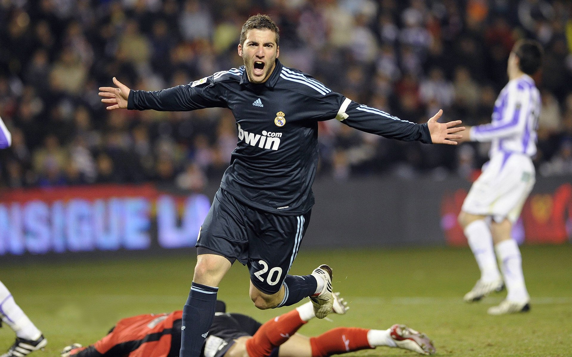 “定向越野:东部新区赛场上演极限徒步挑战”